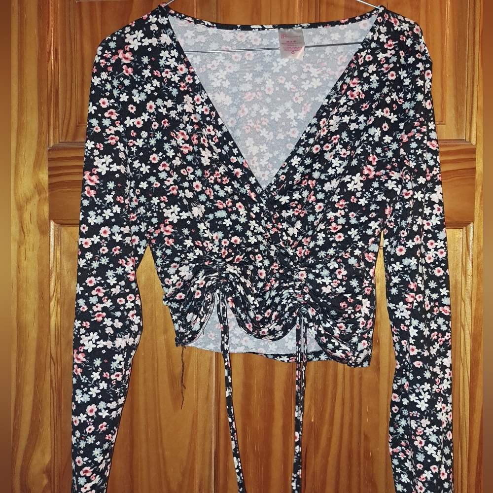 No Boundaries, Size M, Black with pink and white flowers